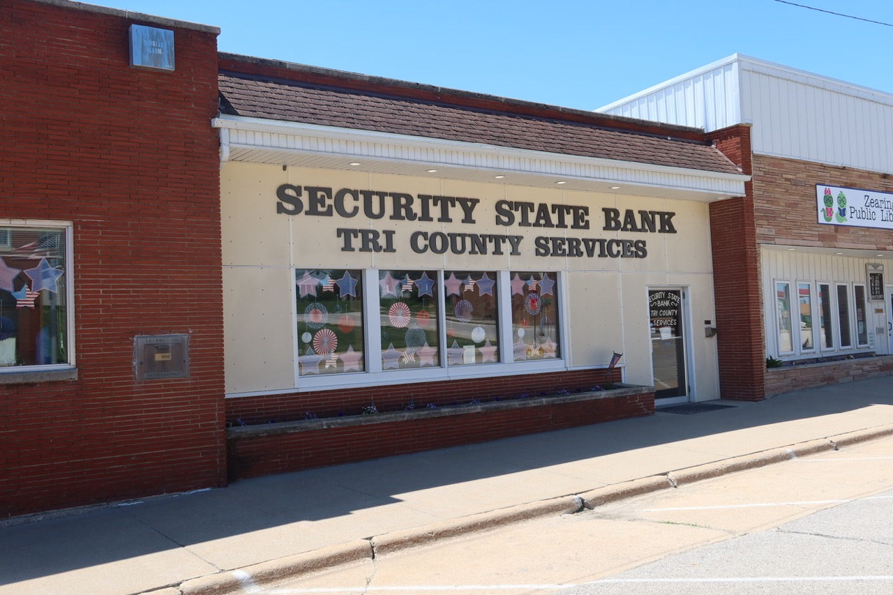 Storefronts on Main Street, including Security State Bank and the Zearing Public Library